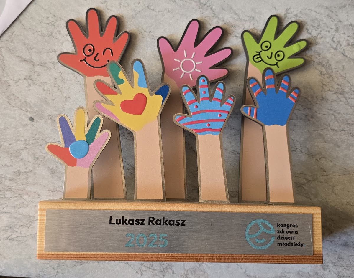 Estatuilla nominativa para Lucas Rakasz del Congreso de Salud Infantil y Juvenil 2025