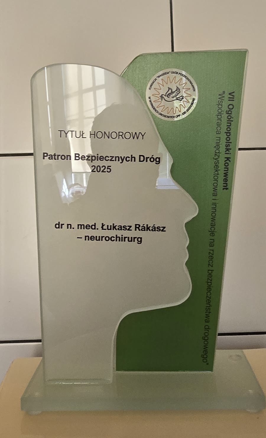 Estatuilla nominativa del título honorífico Patron Bezpiecznych Dróg 2025 para Lucas Rákász